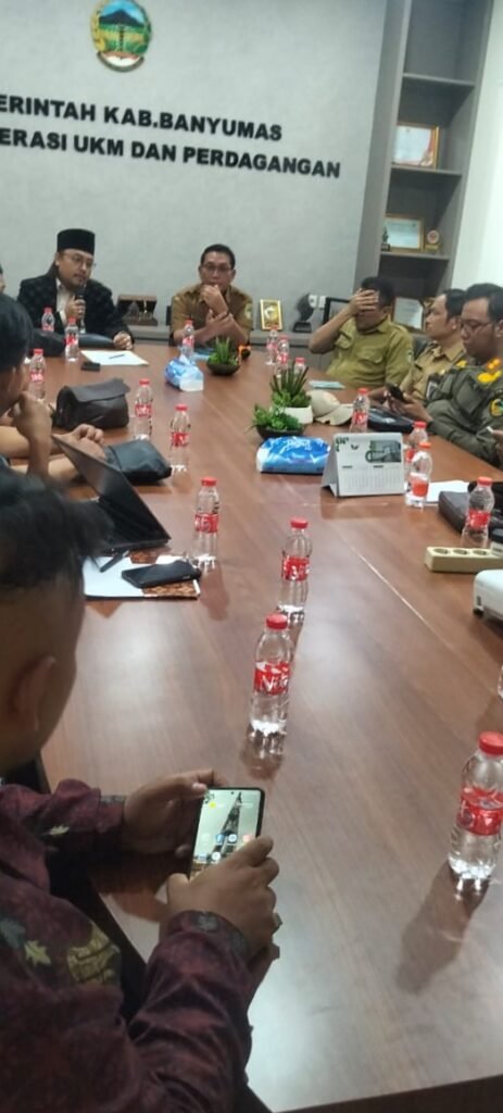 Audiensi perwakilan pedagang yang didampingi kuasa hukum dari YLBH Macan Indonesia serta LSM Sakti Banyumas Indonesia dengan Disperindag Banyumas. FOTO: Imam07/PORTALBMI.ID