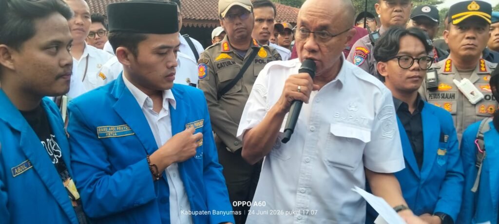 Dalam orasinya, para mahasiswa menyampaikan 11 tuntutan utama yang menyentuh kebijakan nasional dan daerah. FOTO: Imam07/PORTALBMI.ID