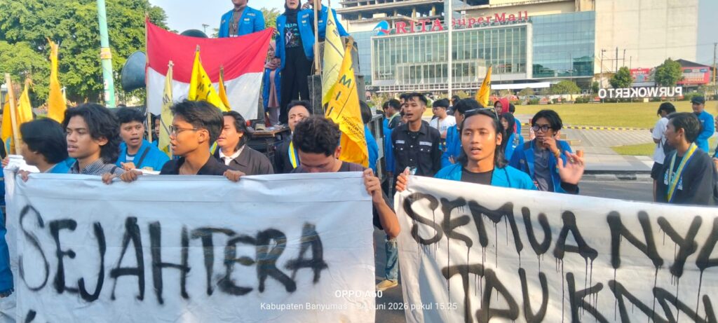Dalam orasinya, para mahasiswa menyampaikan 11 tuntutan utama yang menyentuh kebijakan nasional dan daerah. FOTO: Imam07/PORTALBMI.ID