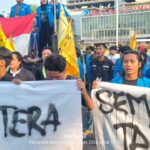 Dalam orasinya, para mahasiswa menyampaikan 11 tuntutan utama yang menyentuh kebijakan nasional dan daerah. FOTO: Imam07/PORTALBMI.ID