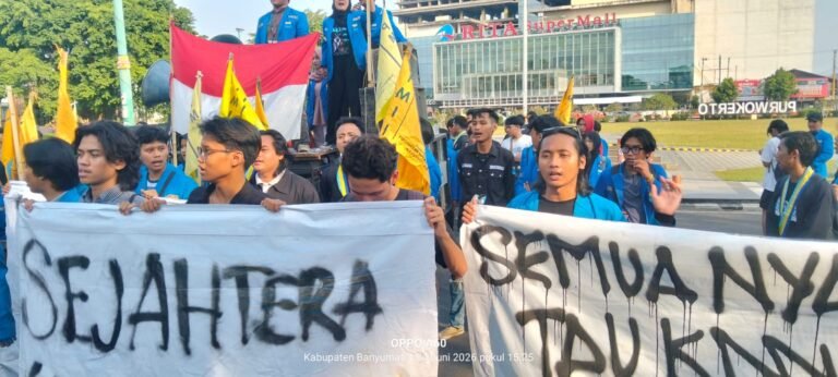 Dalam orasinya, para mahasiswa menyampaikan 11 tuntutan utama yang menyentuh kebijakan nasional dan daerah. FOTO: Imam07/PORTALBMI.ID