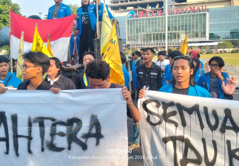 Dalam orasinya, para mahasiswa menyampaikan 11 tuntutan utama yang menyentuh kebijakan nasional dan daerah. FOTO: Imam07/PORTALBMI.ID