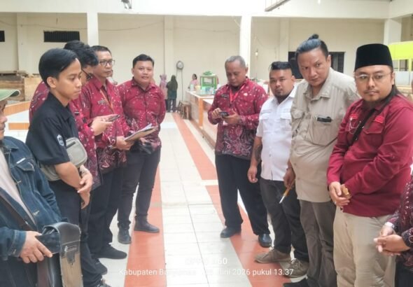 Disperindag bersama para pendamping pedagang pasar dari YLBH Macan Indonesia dan Ormas Sakti Banyumas Indonesia lakikan Audiensi. FOTO: Imam07/PORTALBMI.ID