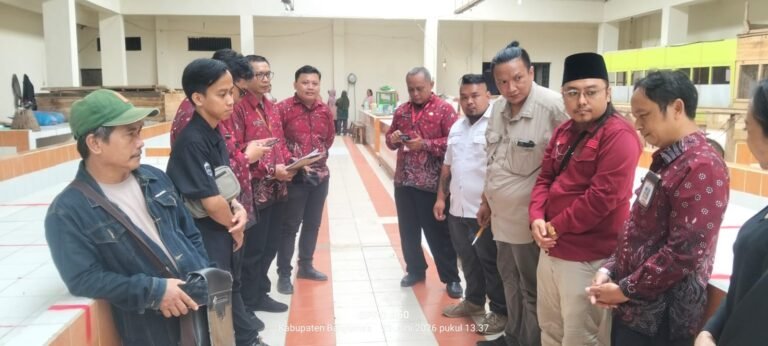 Disperindag bersama para pendamping pedagang pasar dari YLBH Macan Indonesia dan Ormas Sakti Banyumas Indonesia lakikan Audiensi. FOTO: Imam07/PORTALBMI.ID