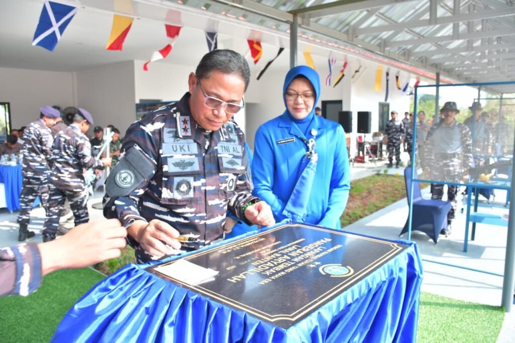 Komandan Kodaeral III Laksamana Muda TNI Uki Prasetia, S.T., M.M., meresmikan Lapangan Tembak "Pangeran Aryadillah" milik Pangkalan TNI AL (Lanal) Banten. FOTO: Penerangan Lanal Banten