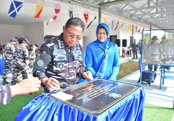 Komandan Kodaeral III Laksamana Muda TNI Uki Prasetia, S.T., M.M., meresmikan Lapangan Tembak "Pangeran Aryadillah" milik Pangkalan TNI AL (Lanal) Banten. FOTO: Penerangan Lanal Banten