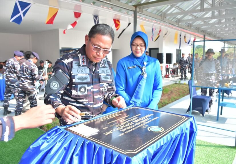 Komandan Kodaeral III Laksamana Muda TNI Uki Prasetia, S.T., M.M., meresmikan Lapangan Tembak "Pangeran Aryadillah" milik Pangkalan TNI AL (Lanal) Banten. FOTO: Penerangan Lanal Banten