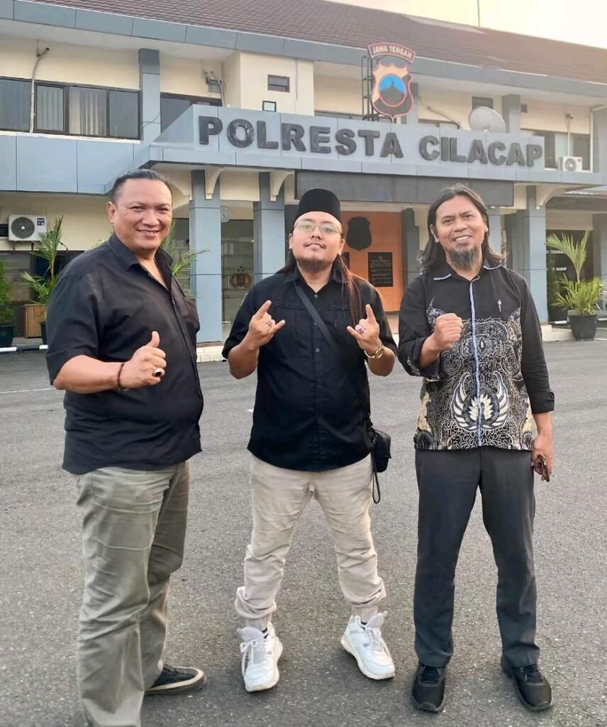 Adv. Nanang Kunto Adi, S.H., C.Med., selaku Ketua Umum YLBH Macan Indonesia, memimpin pelaksanaan kegiatan hukum yayasan bersama anggota. FOTO: Imam07/PORTALBMI.ID