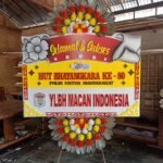YLBH Macan Indonesia mengirimkan rangkaian bunga ke institusi kepolisian setempat. FOTO: Imam07/PORTALBMI.ID