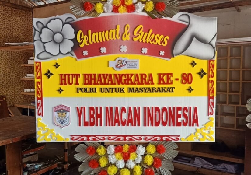 YLBH Macan Indonesia mengirimkan rangkaian bunga ke institusi kepolisian setempat. FOTO: Imam07/PORTALBMI.ID