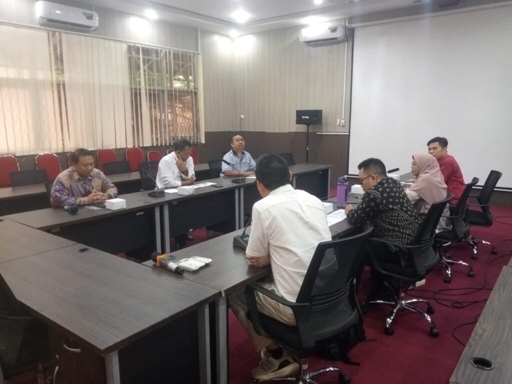 Rombongan disambut langsung oleh Dekan Fakultas Teknik Universitas Tanjungpura, Dr.-Ing. Ir. Slamet Widodo, M.T., IPM, didampingi Ainur dari UPT Bahasa UNTAN. FOTO: PORTALBMI.ID