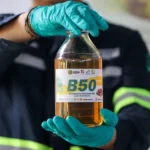 Seorang teknisi laboratorium berpose dengan sampel bahan bakar B50 saat acara pengujian biodiesel sawit di Lembang, Provinsi Jawa Barat, Selasa (21/04/2026). Foto: Ajeng Dinar Ulfiana/REUTERS