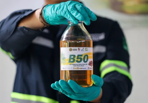 Seorang teknisi laboratorium berpose dengan sampel bahan bakar B50 saat acara pengujian biodiesel sawit di Lembang, Provinsi Jawa Barat, Selasa (21/04/2026). Foto: Ajeng Dinar Ulfiana/REUTERS