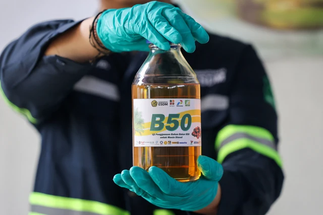 Seorang teknisi laboratorium berpose dengan sampel bahan bakar B50 saat acara pengujian biodiesel sawit di Lembang, Provinsi Jawa Barat, Selasa (21/04/2026). Foto: Ajeng Dinar Ulfiana/REUTERS