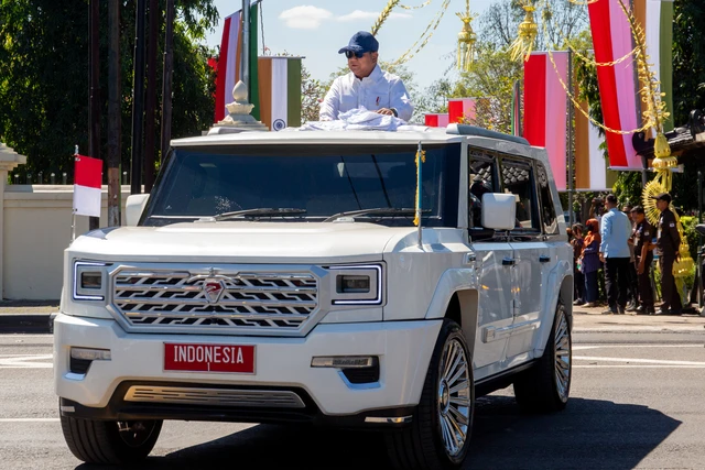 Presiden RI Prabowo Subianto melambaikan tangan dari mobil dinasnya saat tiba di Kompleks Candi Prambanan untuk mendampingi PM India Narendra Modi meninjau upaya restorasi candi Hindu tersebut di Sleman, Yogyakarta, Rabu (8/7/2026). Foto: Devi Rahman/AFP