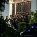 Personel TNI berjaga di depan kediaman jaksa di Kebayoran Baru, Jakarta, Rabu (8/7/2026). Foto: Putra M. Akbar/ANTARA FOTO