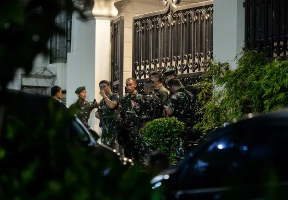 Personel TNI berjaga di depan kediaman jaksa di Kebayoran Baru, Jakarta, Rabu (8/7/2026). Foto: Putra M. Akbar/ANTARA FOTO