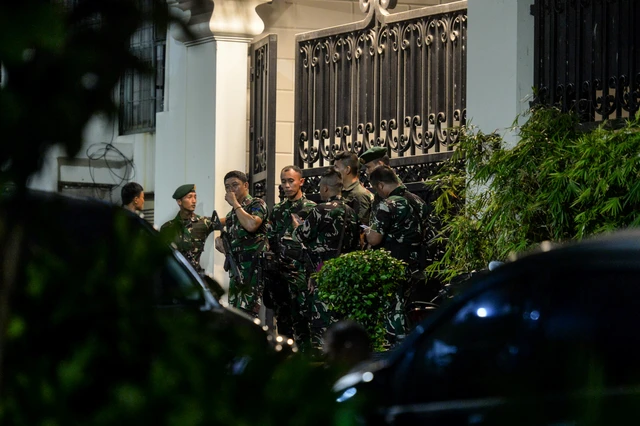 Personel TNI berjaga di depan kediaman jaksa di Kebayoran Baru, Jakarta, Rabu (8/7/2026). Foto: Putra M. Akbar/ANTARA FOTO