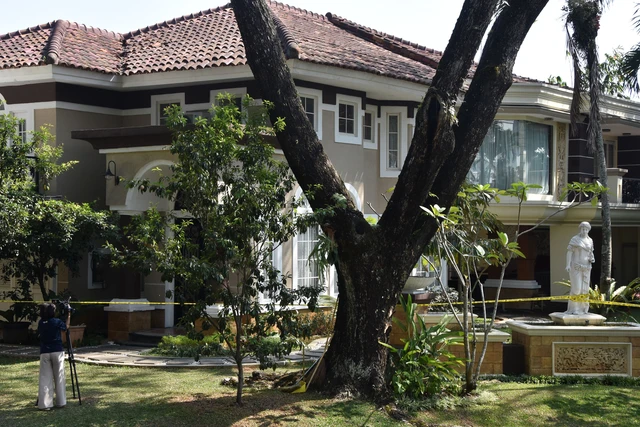 Jurnalis televisi merekam suasana rumah mewah yang dipasangi garis polisi usai penggeledahan di kawasan Sentul, Babakan Madang, Kabupaten Bogor, Jawa Barat, Kamis (9/7/2026). Foto: ANTARA FOTO/Arif Firmansyah