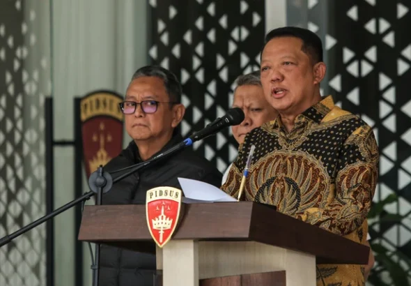 Jaksa Agung Muda Tindak Pidana Khusus (Jampidsus) Kejaksaan Agung Febrie Adriansyah (kanan) menyampaikan keterangan saat konferensi pers di Kejaksaan Agung, Jakarta, Jumat (10/7/2026). Foto: Asprilla Dwi Adha/ANTARA FOTO