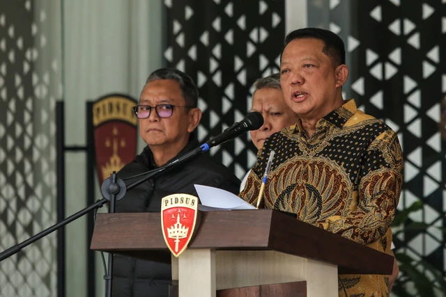 Jaksa Agung Muda Tindak Pidana Khusus (Jampidsus) Kejaksaan Agung Febrie Adriansyah (kanan) menyampaikan keterangan saat konferensi pers di Kejaksaan Agung, Jakarta, Jumat (10/7/2026). Foto: Asprilla Dwi Adha/ANTARA FOTO