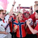 Para suporter Norwegia melakukan perjalanan dengan kapal pesiar mengelilingi New York, Amerika Serikat, menjelang pertandingan babak penyisihan Grup I Piala Dunia FIFA 2026 melawan Senegal, Minggu (21/6/2026) waktu setempat. Foto: Dylan Martinez/REUTERS