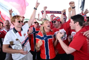 Para suporter Norwegia melakukan perjalanan dengan kapal pesiar mengelilingi New York, Amerika Serikat, menjelang pertandingan babak penyisihan Grup I Piala Dunia FIFA 2026 melawan Senegal, Minggu (21/6/2026) waktu setempat. Foto: Dylan Martinez/REUTERS