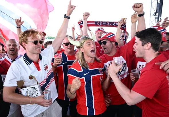 Para suporter Norwegia melakukan perjalanan dengan kapal pesiar mengelilingi New York, Amerika Serikat, menjelang pertandingan babak penyisihan Grup I Piala Dunia FIFA 2026 melawan Senegal, Minggu (21/6/2026) waktu setempat. Foto: Dylan Martinez/REUTERS
