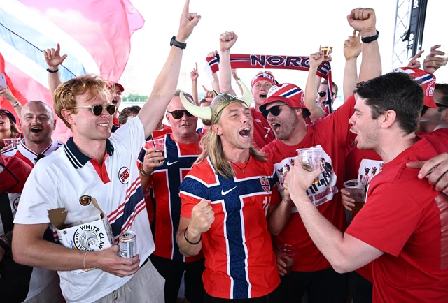 Para suporter Norwegia melakukan perjalanan dengan kapal pesiar mengelilingi New York, Amerika Serikat, menjelang pertandingan babak penyisihan Grup I Piala Dunia FIFA 2026 melawan Senegal, Minggu (21/6/2026) waktu setempat. Foto: Dylan Martinez/REUTERS