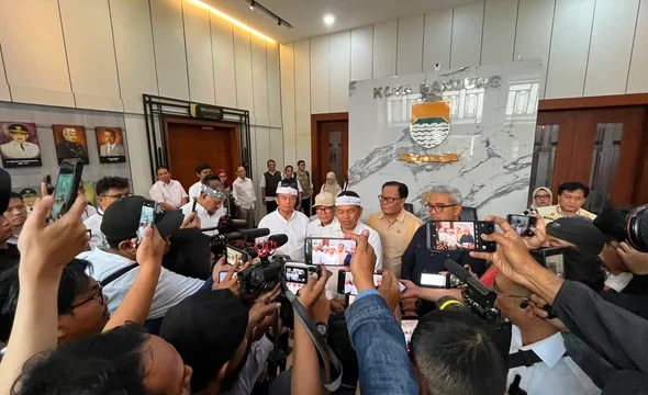 Penandatanganan NPHD dan BAST Hibah Jalan Cihampelas Kota Bandung oleh Gubernur Jawa Barat, Dedi Mulyadi dan Walikota Bandung, M. Farhan, di Balai Kota Bandung, Rabu (29/7/2026). Foto: Dok. Diskominfo Jabar