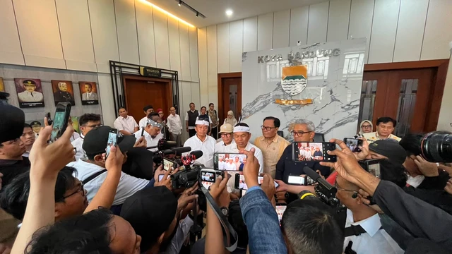 Penandatanganan NPHD dan BAST Hibah Jalan Cihampelas Kota Bandung oleh Gubernur Jawa Barat, Dedi Mulyadi dan Walikota Bandung, M. Farhan, di Balai Kota Bandung, Rabu (29/7/2026). Foto: Dok. Diskominfo Jabar