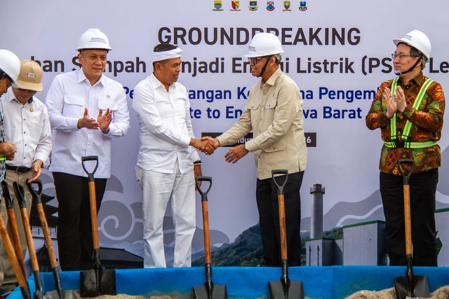 Wamen ESDM Yuliot Tanjung (kedua kanan) & Wamen LH Diaz Hendropriyono (kedua kiri) bersalaman dengan Gubernur Jabar Dedi Mulyadi (ketiga kanan) saat peletakan batu pertama proyek PSEL Legok Nangka, Kab. Bandung, Jabar, Rabu (29/7/2026). Foto: Novrian Arbi/ANTARA FOTO