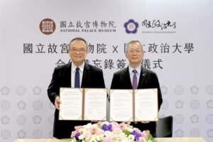 Rektor NCCU Li Tsai-yen (kanan) dan Direktur NPM Hsiao Tsung-huang. (Sumber Foto : NCCU)