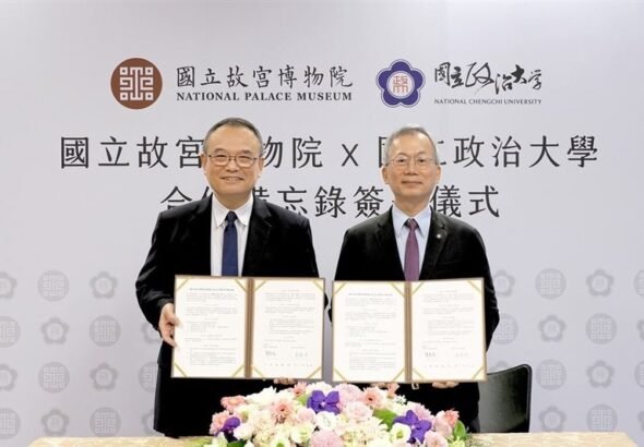 Rektor NCCU Li Tsai-yen (kanan) dan Direktur NPM Hsiao Tsung-huang. (Sumber Foto : NCCU)