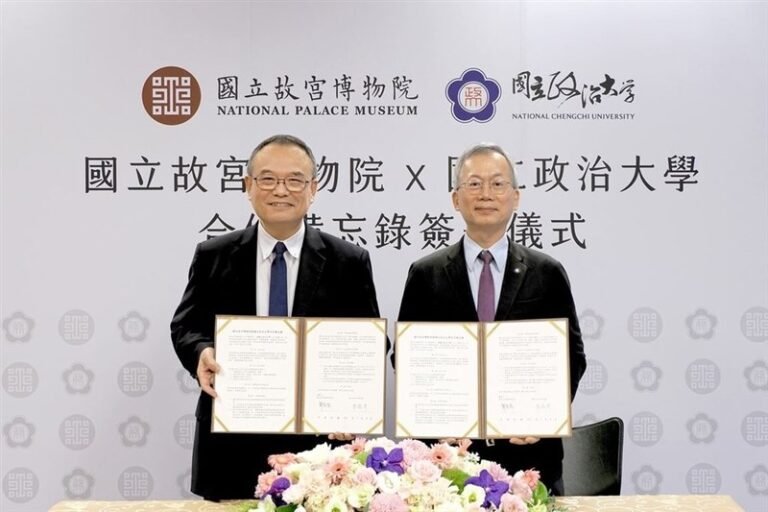 Rektor NCCU Li Tsai-yen (kanan) dan Direktur NPM Hsiao Tsung-huang. (Sumber Foto : NCCU)