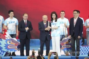 Mantan Ketua KMT Wu Poh-hsiung (tengah depan) menyerahkan stik drum kepada Cheng (ketiga dari kanan) dalam upacara di Taipei pada Sabtu, yang melambangkan pewarisan dan koalisi. (Sumber Foto : CNA, 25 Juli 2026)