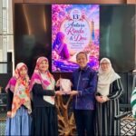 Dewi Nuraini Setyowati Ketua Salimah PSLN Taiwan (dua dari kiri) menyerahkan buku antologi kepada Arif Sulistiyo, kepala KDEI Taipei meresmikan penerbitan buku antologi Salimah dalam rangka milad ke-13. (Sumber Foto : Salimah).