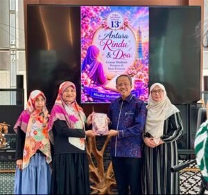 Dewi Nuraini Setyowati Ketua Salimah PSLN Taiwan (dua dari kiri) menyerahkan buku antologi kepada Arif Sulistiyo, kepala KDEI Taipei meresmikan penerbitan buku antologi Salimah dalam rangka milad ke-13. (Sumber Foto : Salimah).