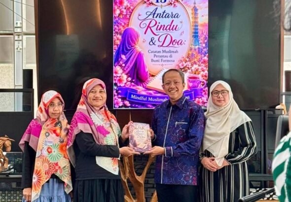 Dewi Nuraini Setyowati Ketua Salimah PSLN Taiwan (dua dari kiri) menyerahkan buku antologi kepada Arif Sulistiyo, kepala KDEI Taipei meresmikan penerbitan buku antologi Salimah dalam rangka milad ke-13. (Sumber Foto : Salimah).