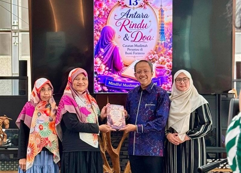 Dewi Nuraini Setyowati Ketua Salimah PSLN Taiwan (dua dari kiri) menyerahkan buku antologi kepada Arif Sulistiyo, kepala KDEI Taipei meresmikan penerbitan buku antologi Salimah dalam rangka milad ke-13. (Sumber Foto : Salimah).