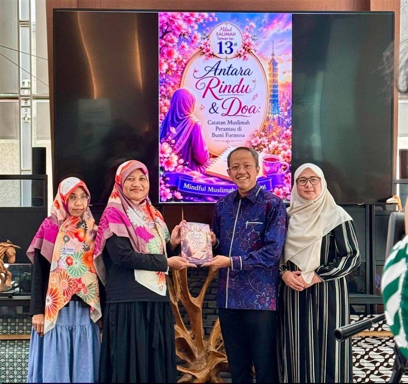 Dewi Nuraini Setyowati Ketua Salimah PSLN Taiwan (dua dari kiri) menyerahkan buku antologi kepada Arif Sulistiyo, kepala KDEI Taipei meresmikan penerbitan buku antologi Salimah dalam rangka milad ke-13. (Sumber Foto : Salimah).