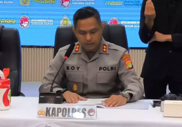 Kapolres Tangsel AKBP Boy Jumalolo Memberikan Keterangan Pers Terkait Anak Buahnya yang Diamankan Dirtipid Narkoba Bareskrim Polri. FOTO: PORTALBMI.ID