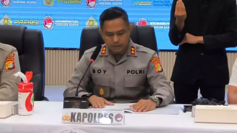 Kapolres Tangsel AKBP Boy Jumalolo Memberikan Keterangan Pers Terkait Anak Buahnya yang Diamankan Dirtipid Narkoba Bareskrim Polri. FOTO: PORTALBMI.ID