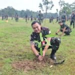 Komandan Lanud Roesmin Nurjadin, Marsma TNI Abdul Haris, memimpin langsung kegiatan penanaman 1100 bibit pohon. FOTO: PORTALBMI.ID