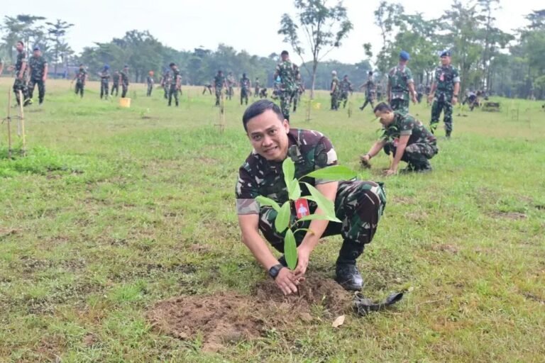 Komandan Lanud Roesmin Nurjadin, Marsma TNI Abdul Haris, memimpin langsung kegiatan penanaman 1100 bibit pohon. FOTO: PORTALBMI.ID