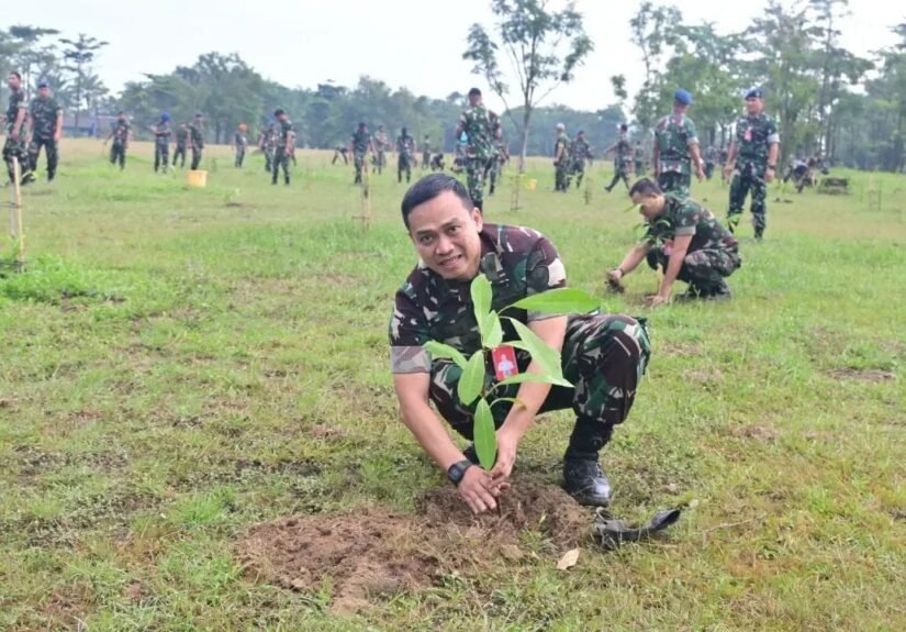 Komandan Lanud Roesmin Nurjadin, Marsma TNI Abdul Haris, memimpin langsung kegiatan penanaman 1100 bibit pohon. FOTO: PORTALBMI.ID