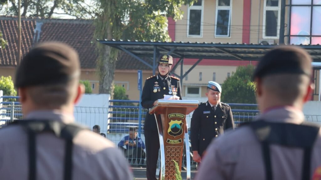 Upacara dipimpin Kapolres Purbalingga AKBP Anita Indah Setyaningrum yang bertindak sebagai inspektur upacara dan membacakan amanat Kapolda Jawa Tengah. FOTO: Humas Polres Purbalingga