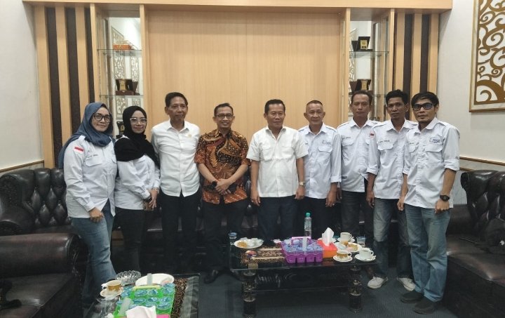 Kunjungan kerja Serikat Media Siber Indonesia (SMSI) Kota Serang ke DPRD Kota Serang disambut hangat oleh Ketua DPRD Kota Serang. FOTO: Achie06/PORTALBMI.ID