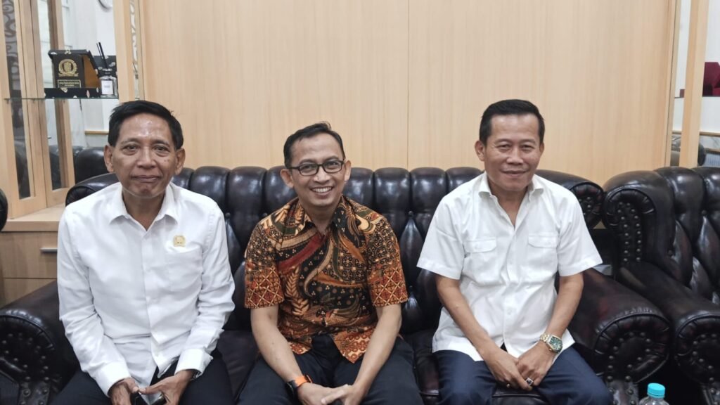 Ketua DPRD Kota Serang, H. Muji Rohman, S.H., beserta jajaran DPRD Kota Serang. FOTO: Achie06/PORTALBMI.ID