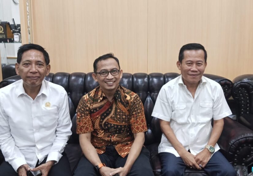 Ketua DPRD Kota Serang, H. Muji Rohman, S.H., beserta jajaran DPRD Kota Serang. FOTO: Achie06/PORTALBMI.ID
